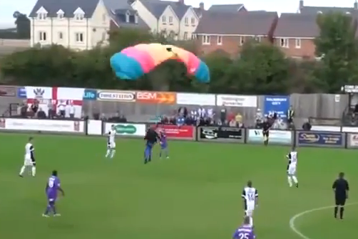 Un aterrizaje en paracaídas obliga a parar el partido