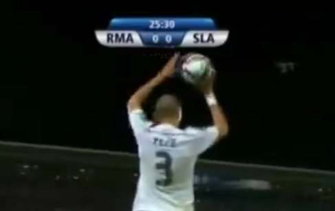 Pepe toca por segunda vez el balón en un saque de banda