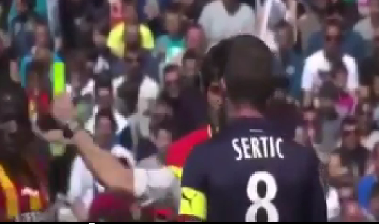 El impulsivo gesto de un árbitro francés al apartar a un jugador