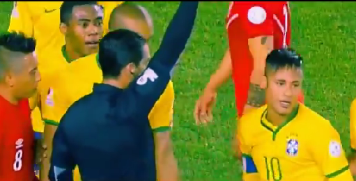 Amarilla a Neymar por borrar la marca del "spray"